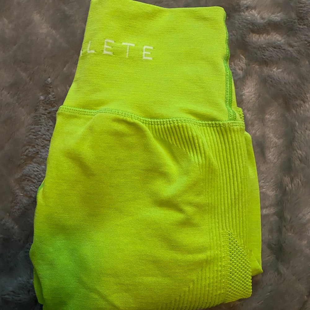 Alphalete Leggings Neon (Green more than yellow)